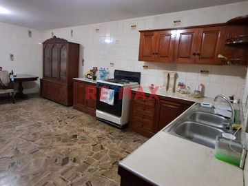 Tenga la oportunidad de comprar un 2do. piso con 3 departamentos independientes que lo puede independizar o vivir con toda su familia en una zona cent