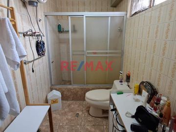 Tenga la oportunidad de comprar un 2do. piso con 3 departamentos independientes que lo puede independizar o vivir con toda su familia en una zona cent