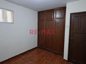Tenga la oportunidad de comprar un 2do. piso con 3 departamentos independientes que lo puede independizar o vivir con toda su familia en una zona cent