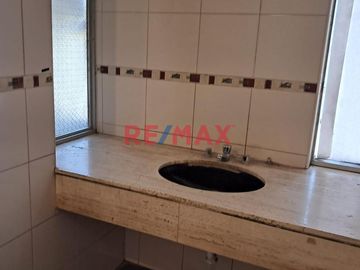 Tenga la oportunidad de comprar un 2do. piso con 3 departamentos independientes que lo puede independizar o vivir con toda su familia en una zona cent
