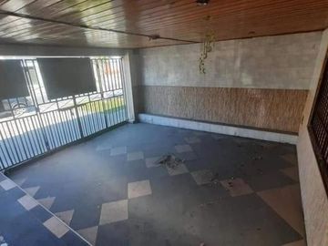 Casa de 2 plantas con garaje y terraza grande. Oportunidad