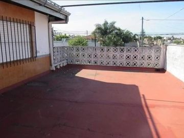 Casa de 2 plantas con garaje y terraza grande. Oportunidad