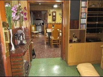 Casa de 2 plantas con garaje y terraza grande. Oportunidad