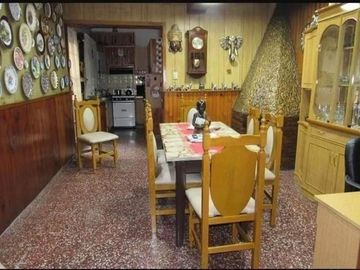 Casa de 2 plantas con garaje y terraza grande. Oportunidad