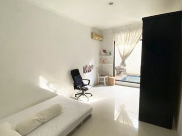 Disewakan Rumah di Cipinang Indah 1,ada swimming pool minimalis cozy