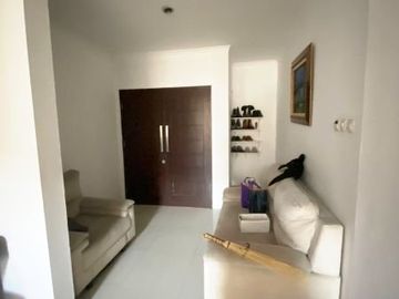 Disewakan Rumah di Cipinang Indah 1,ada swimming pool minimalis cozy