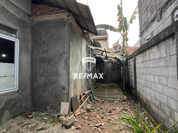 DIJUAL RUMAH HITUNG TANAH DEKAT KAMPUS UI