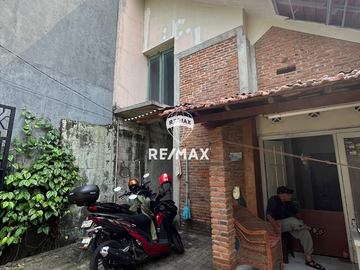 DIJUAL RUMAH HITUNG TANAH DEKAT KAMPUS UI