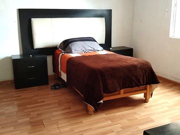 CASA EN VENTA DE UN NIVEL Y LOCAL COMERCIAL EN VILLA DE LAS FLORES