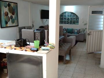 CASA EN VENTA DE UN NIVEL Y LOCAL COMERCIAL EN VILLA DE LAS FLORES