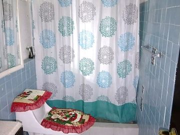 CASA EN VENTA DE UN NIVEL Y LOCAL COMERCIAL EN VILLA DE LAS FLORES