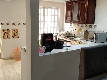 CASA EN VENTA DE UN NIVEL Y LOCAL COMERCIAL EN VILLA DE LAS FLORES