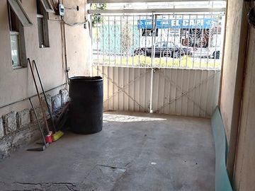 CASA EN VENTA DE UN NIVEL Y LOCAL COMERCIAL EN VILLA DE LAS FLORES