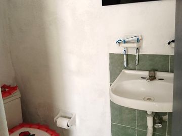 CASA EN VENTA DE UN NIVEL Y LOCAL COMERCIAL EN VILLA DE LAS FLORES