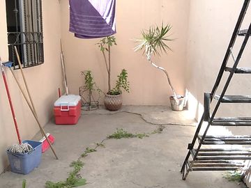CASA EN VENTA DE UN NIVEL Y LOCAL COMERCIAL EN VILLA DE LAS FLORES