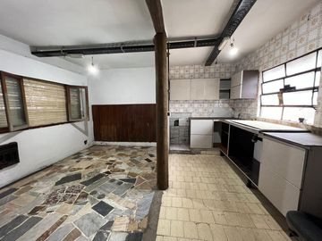 VENTA DE CASA 3 AMBIENTES A RECICLAR - ZONA COMERCIAL - LOTE DE 400 M² - MONTE GRANDE