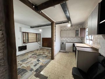 VENTA DE CASA 3 AMBIENTES A RECICLAR - ZONA COMERCIAL - LOTE DE 400 M² - MONTE GRANDE