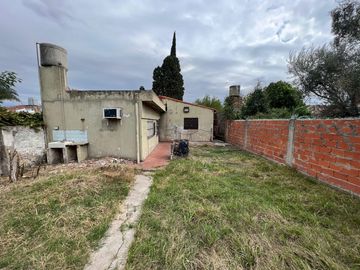 VENTA DE CASA 3 AMBIENTES A RECICLAR - ZONA COMERCIAL - LOTE DE 400 M² - MONTE GRANDE