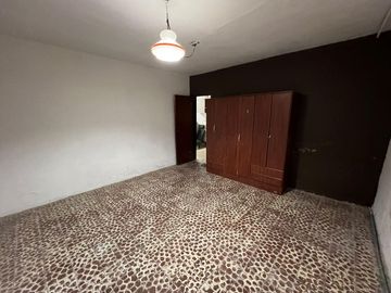VENTA DE CASA 3 AMBIENTES A RECICLAR - ZONA COMERCIAL - LOTE DE 400 M² - MONTE GRANDE
