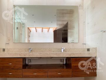 Residencia en Venta en Fraccionamiento Loma Esmeralda  Animas
