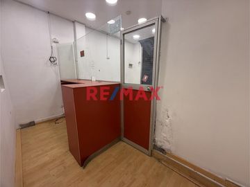 📍 ¡Oportunidad única para inversionistas y emprendedores! 🏢

🔑 Se vende estratégico local comercial situado en Av. Universitaria 2764, en el dinámic