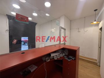 📍 ¡Oportunidad única para inversionistas y emprendedores! 🏢

🔑 Se vende estratégico local comercial situado en Av. Universitaria 2764, en el dinámic