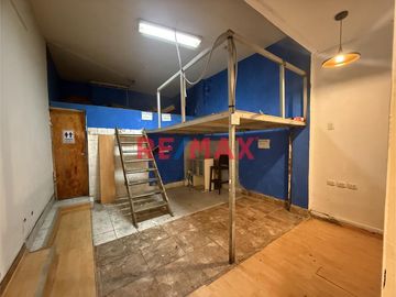 📍 ¡Oportunidad única para inversionistas y emprendedores! 🏢

🔑 Se vende estratégico local comercial situado en Av. Universitaria 2764, en el dinámic