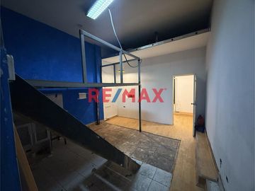 📍 ¡Oportunidad única para inversionistas y emprendedores! 🏢

🔑 Se vende estratégico local comercial situado en Av. Universitaria 2764, en el dinámic