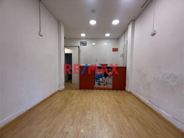 📍 ¡Oportunidad única para inversionistas y emprendedores! 🏢

🔑 Se vende estratégico local comercial situado en Av. Universitaria 2764, en el dinámic