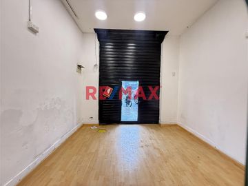 📍 ¡Oportunidad única para inversionistas y emprendedores! 🏢

🔑 Se vende estratégico local comercial situado en Av. Universitaria 2764, en el dinámic