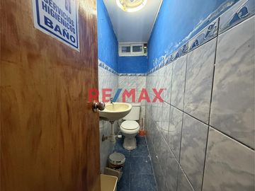 📍 ¡Oportunidad única para inversionistas y emprendedores! 🏢

🔑 Se vende estratégico local comercial situado en Av. Universitaria 2764, en el dinámic