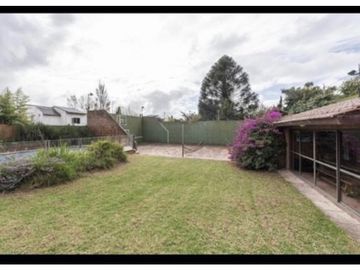 Chalet 4 Amb. + amplio parque, quincho piscina y cancha paddle