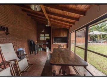 Chalet 4 Amb. + amplio parque, quincho piscina y cancha paddle
