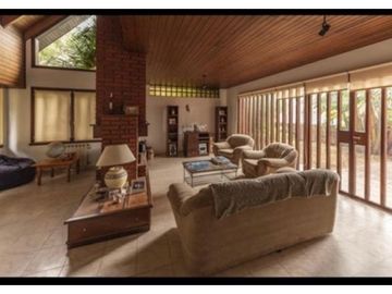 Chalet 4 Amb. + amplio parque, quincho piscina y cancha paddle
