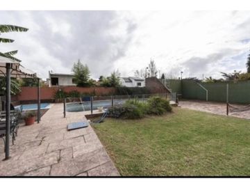 Chalet 4 Amb. + amplio parque, quincho piscina y cancha paddle