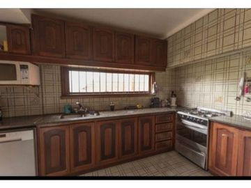 Chalet 4 Amb. + amplio parque, quincho piscina y cancha paddle