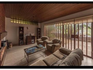 Chalet 4 Amb. + amplio parque, quincho piscina y cancha paddle
