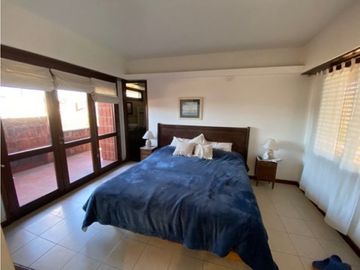 Chalet 4 Amb. + amplio parque, quincho piscina y cancha paddle