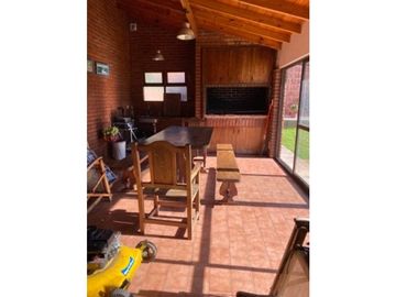 Chalet 4 Amb. + amplio parque, quincho piscina y cancha paddle