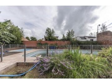 Chalet 4 Amb. + amplio parque, quincho piscina y cancha paddle