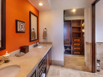 Casa con jardín, jacuzzi, terraza y area de almacenamiento, Pacific ocean, venta