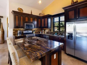 Casa con jardín, jacuzzi, terraza y area de almacenamiento, Pacific ocean, venta
