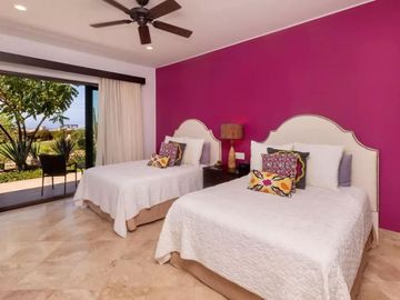 Casa con jardín, jacuzzi, terraza y area de almacenamiento, Pacific ocean, venta