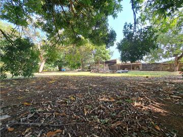 EN DOLEGUITA FINCA QUE ABARCA ESQUINA