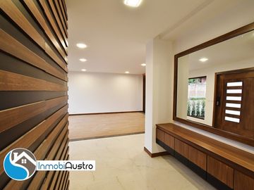 Venta de Casa con Acabados de Lujo en Challuabamba