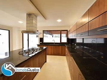 Venta de Casa con Acabados de Lujo en Challuabamba