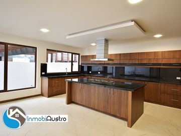 Venta de Casa con Acabados de Lujo en Challuabamba