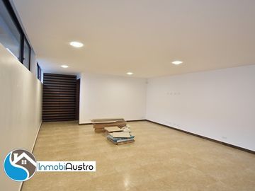 Venta de Casa con Acabados de Lujo en Challuabamba