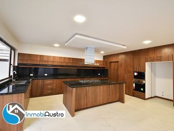 Venta de Casa con Acabados de Lujo en Challuabamba