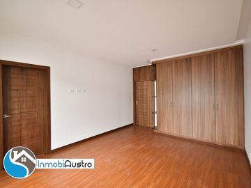 Venta de Casa con Acabados de Lujo en Challuabamba